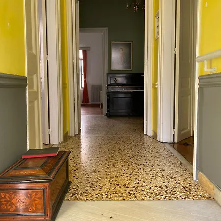 νεοκλασικό αστικό σπίτι χτισμένο το 1917. Apartment
